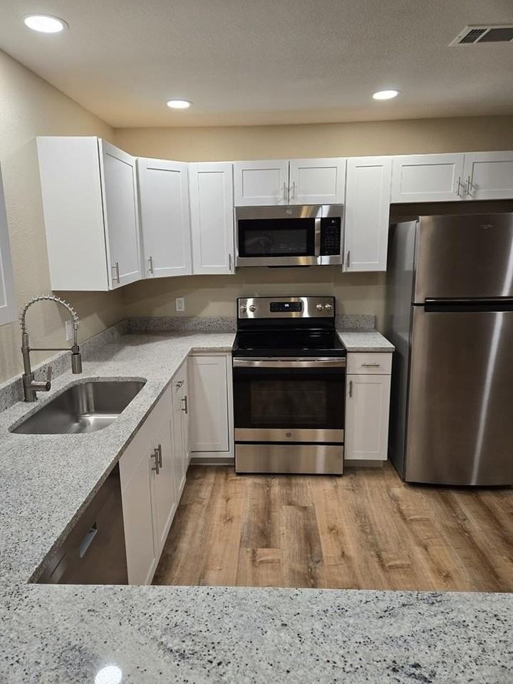 121 North Glenwood Drive - Photo 7 of 20