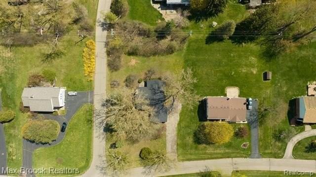 6207 Nicholas Dr - Photo 3 of 43