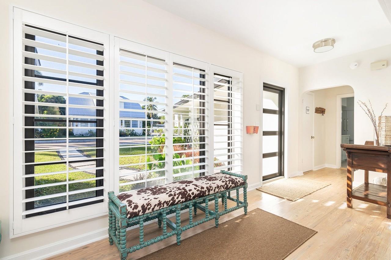 328 North Lakeside Drive - Photo 3 of 17