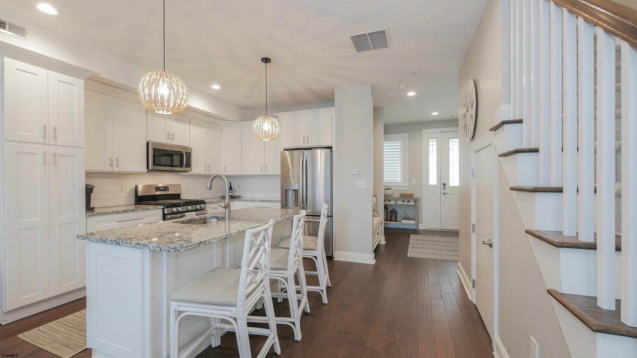 9 S Granville Ave - Photo 4 of 36