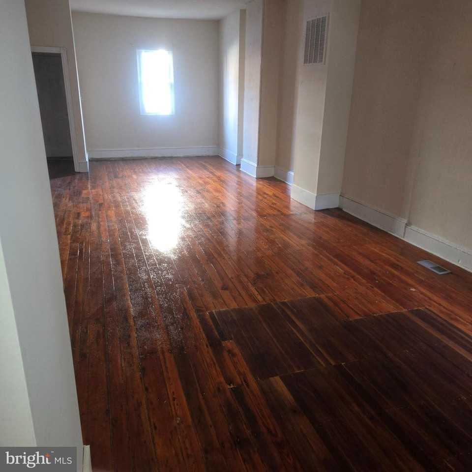 5252 Pulaski Ave - Photo 3 of 4