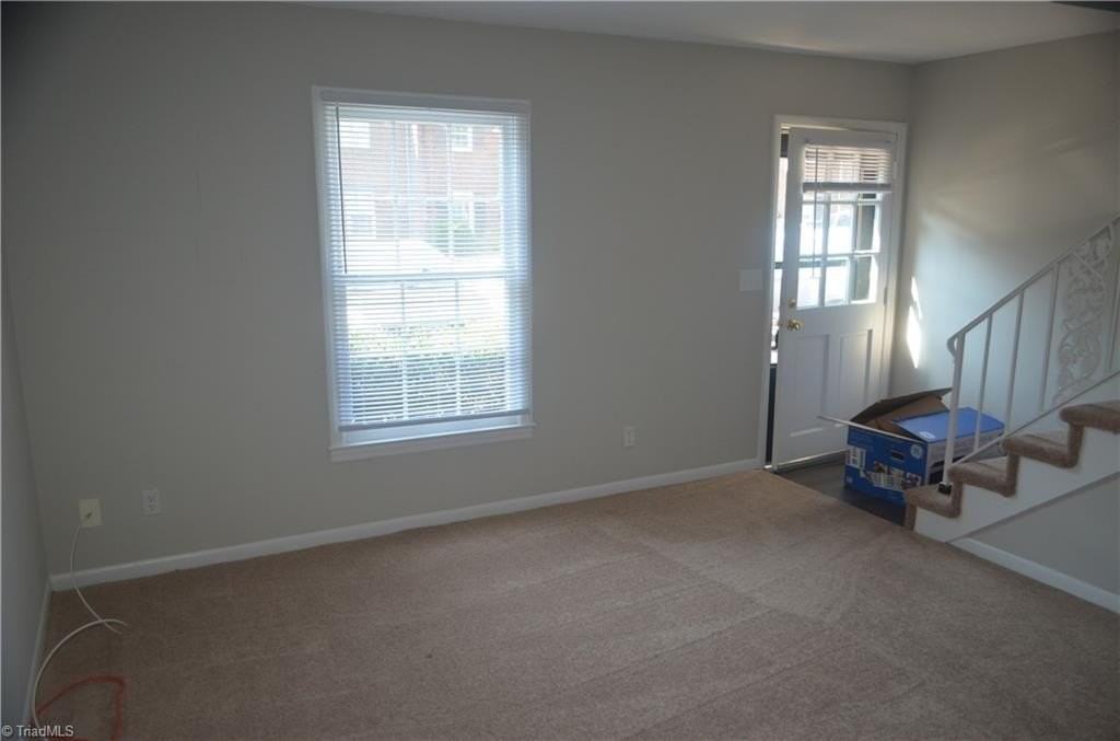 323 Old Vineyard Rd - Photo 3 of 16