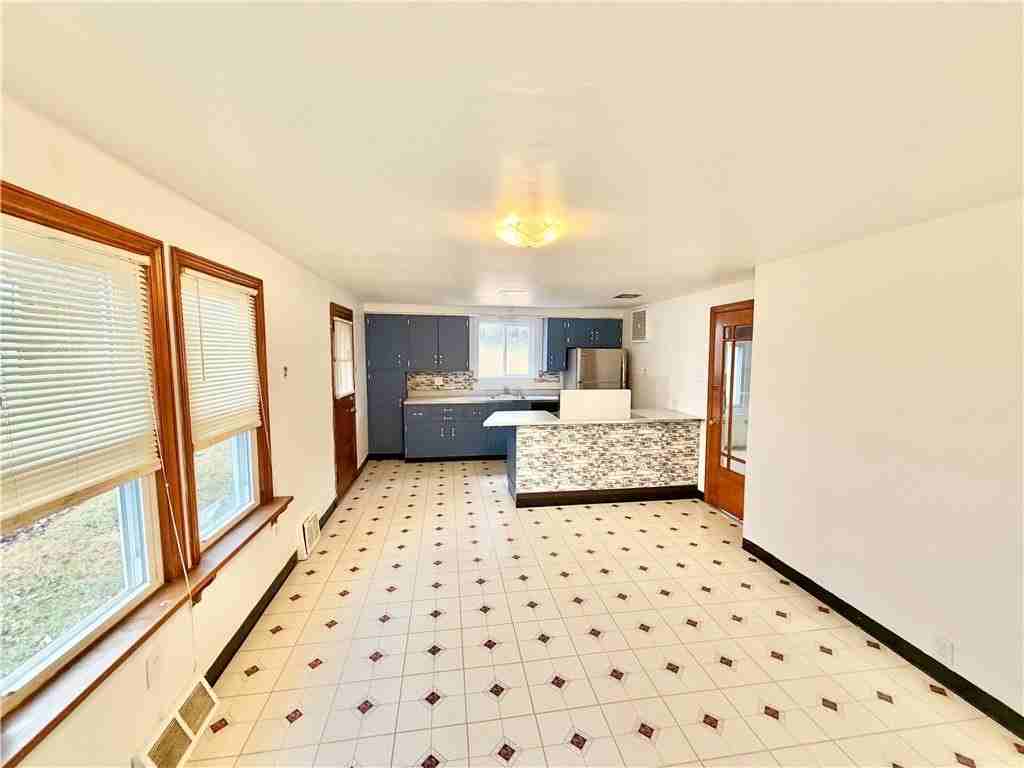 37 Kay St - Photo 5 of 14