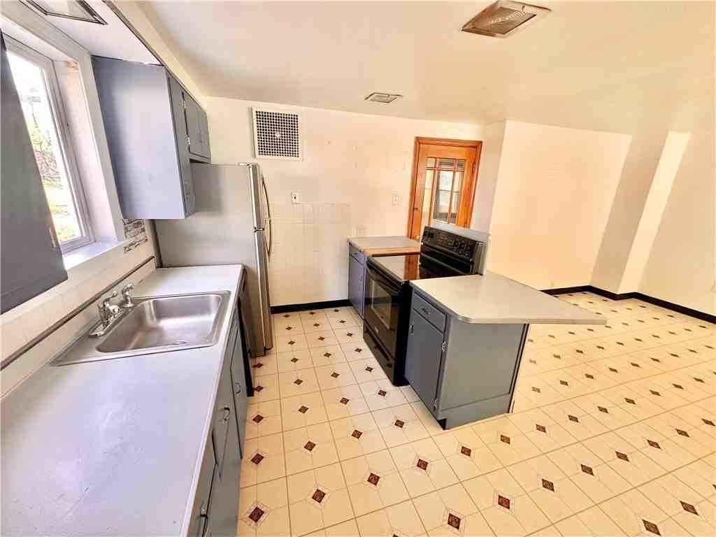 37 Kay St - Photo 7 of 14