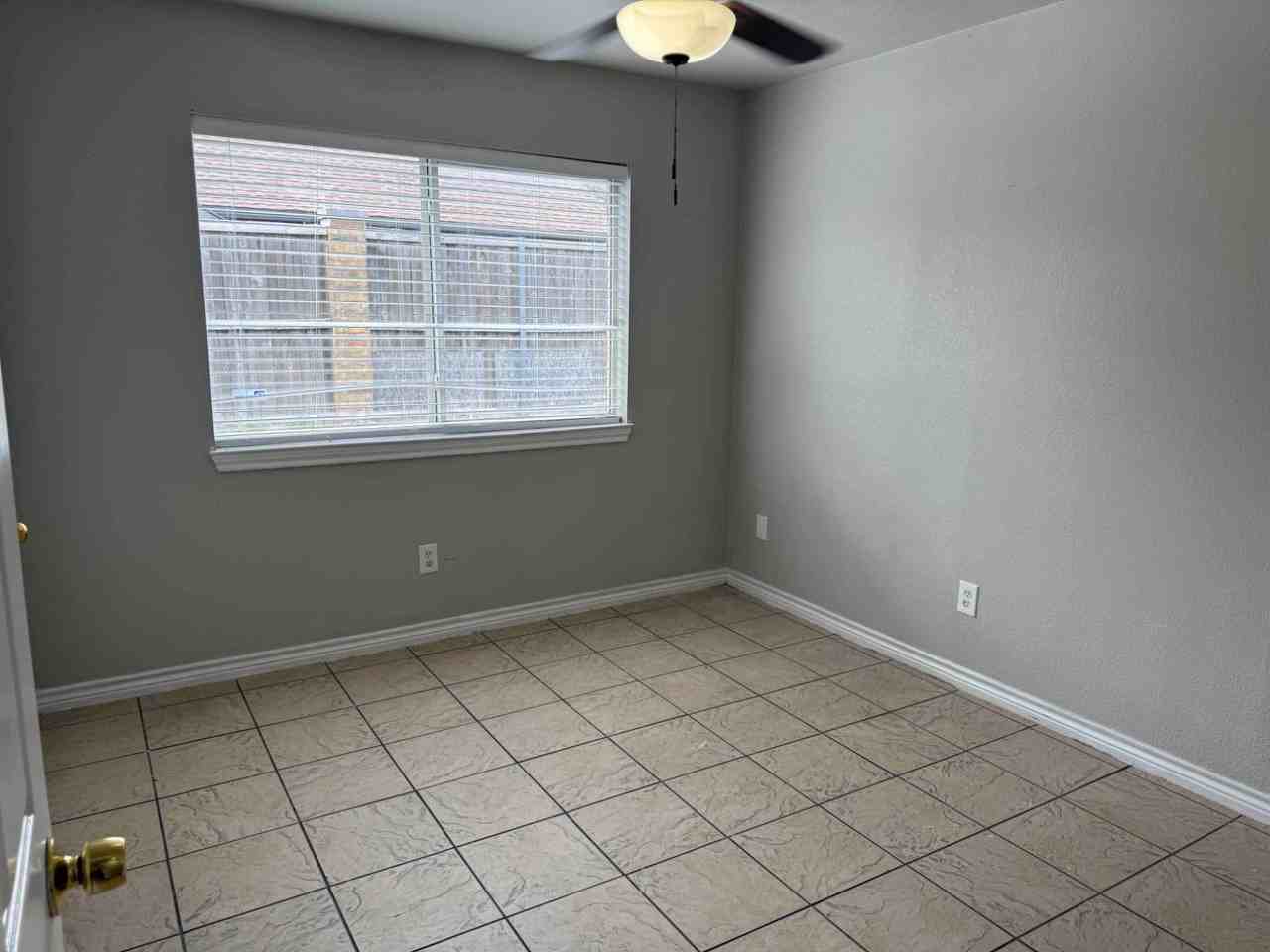 705 Gregory St - Photo 5 of 8