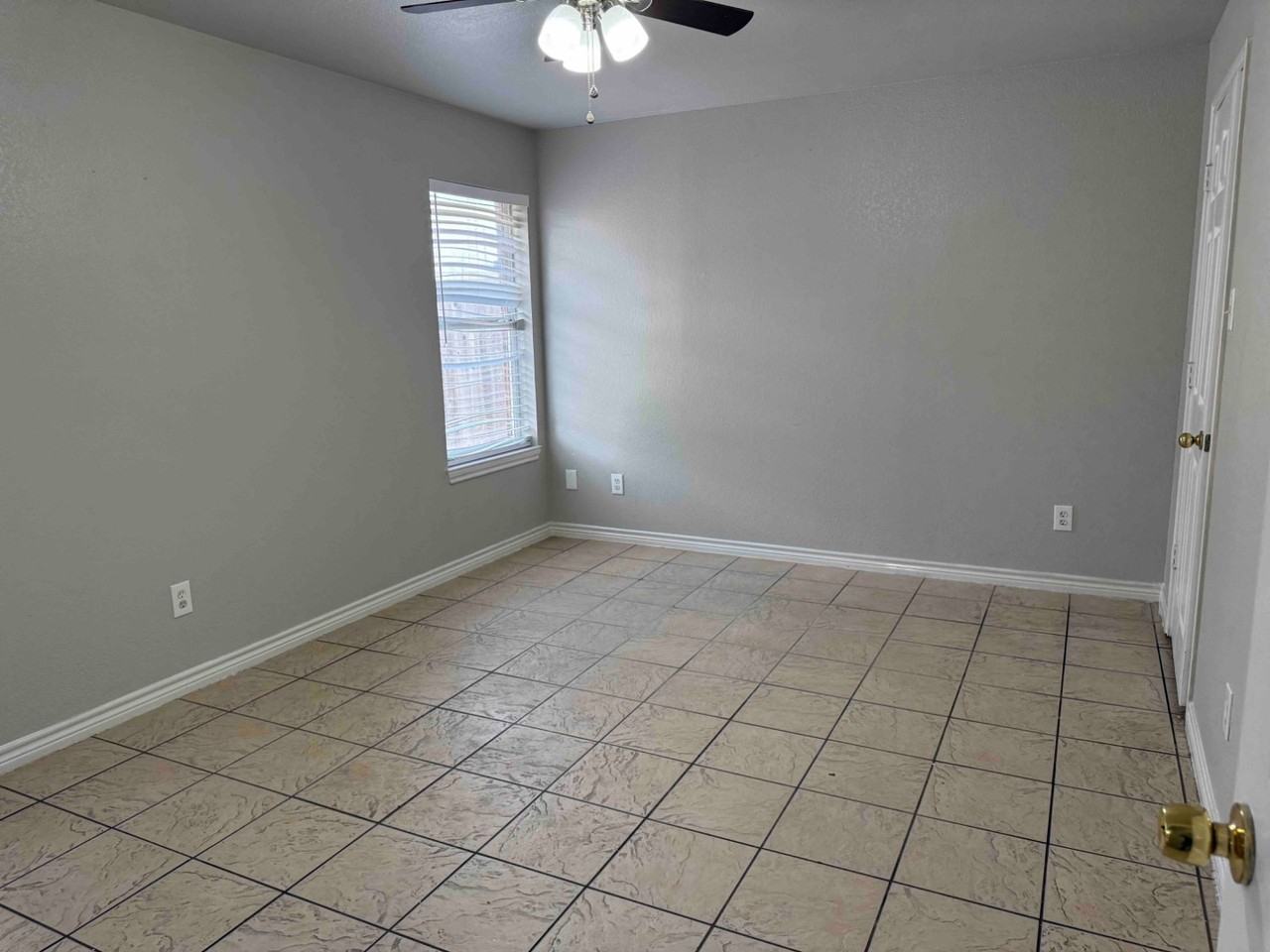 705 Gregory St - Photo 6 of 8