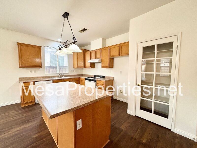 12261 Luna Rd - Photo 4 of 30