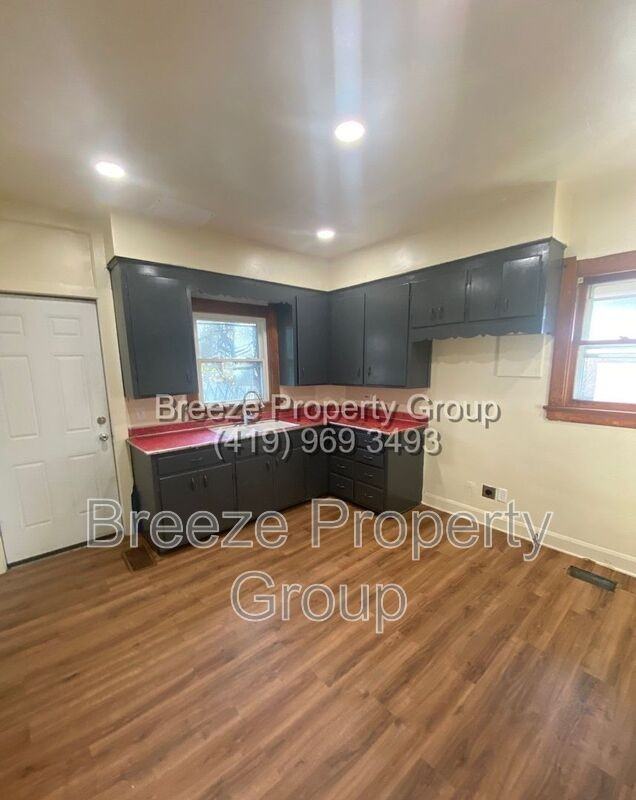 1477 South Ave - Photo 3 of 8