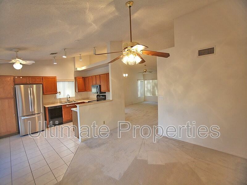 10345 N 62nd Ave - Photo 6 of 17