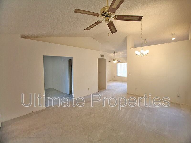 10345 N 62nd Ave - Photo 3 of 17