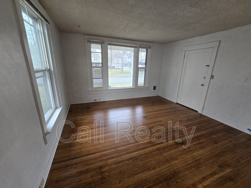 1028 E Mission Ave #A - Photo 3 of 8