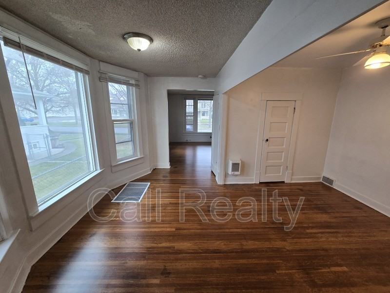 1028 E Mission Ave #A - Photo 4 of 8