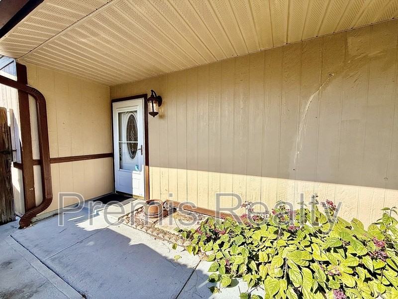 747 Brook St - Photo 3 of 33