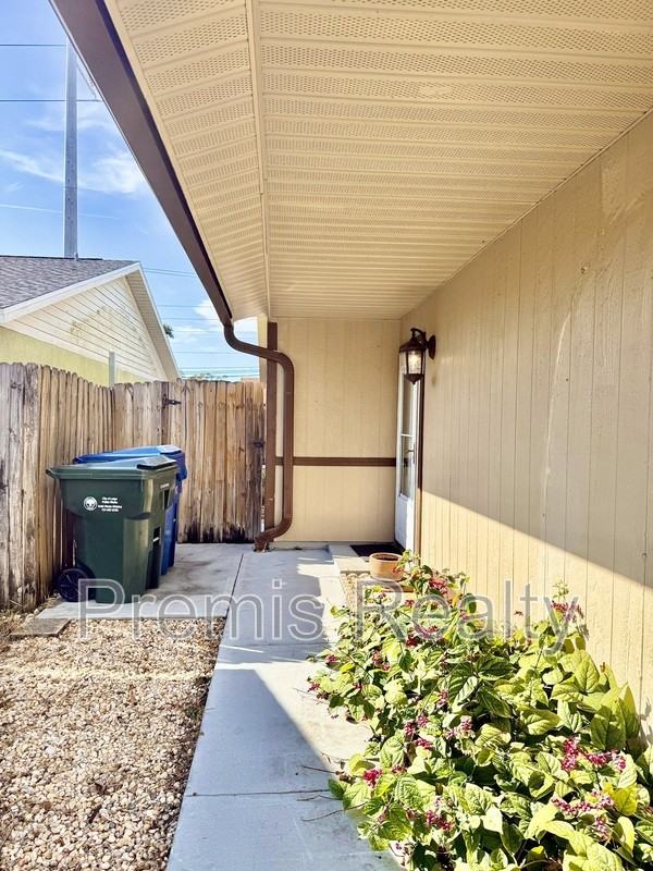 747 Brook St - Photo 4 of 33