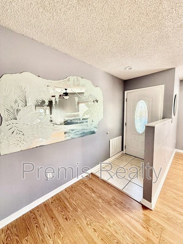 747 Brook St - Photo 5 of 33