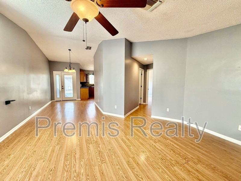 747 Brook St - Photo 6 of 33