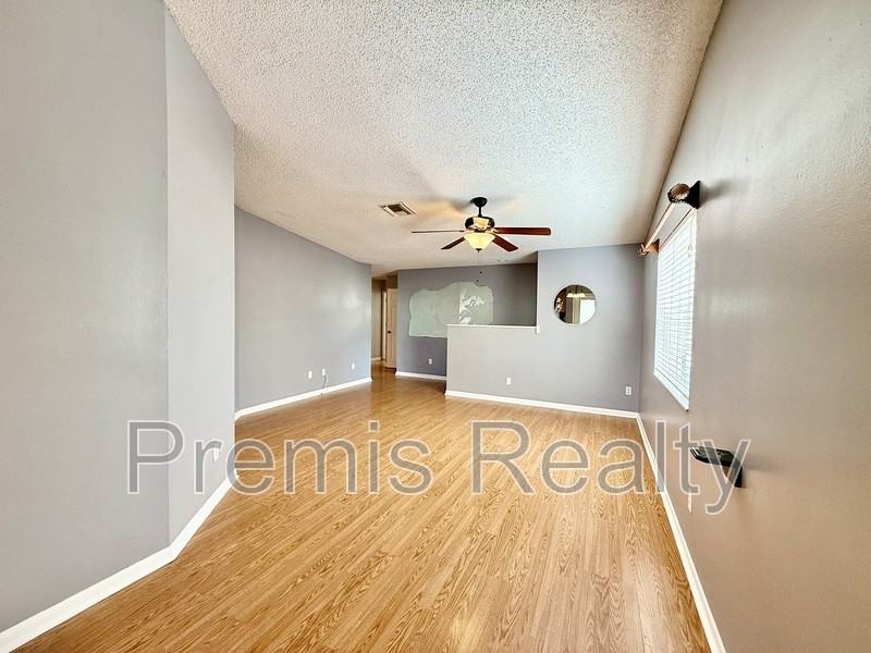 747 Brook St - Photo 7 of 33