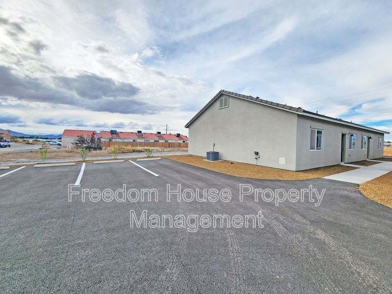 1340 E Arrowhead St - Photo 4 of 36