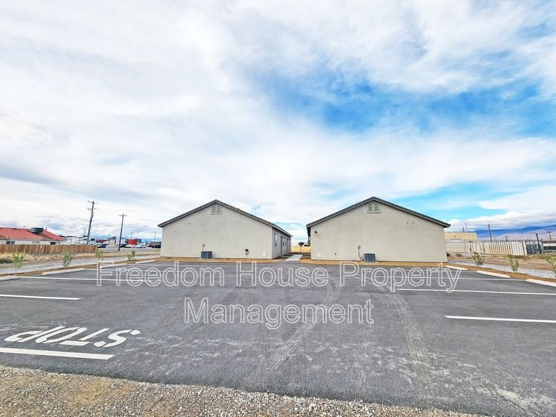 1340 E Arrowhead St - Photo 5 of 36