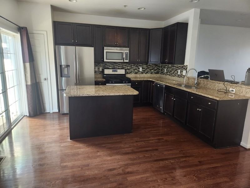 1233 Parish Ave - Photo 5 of 20