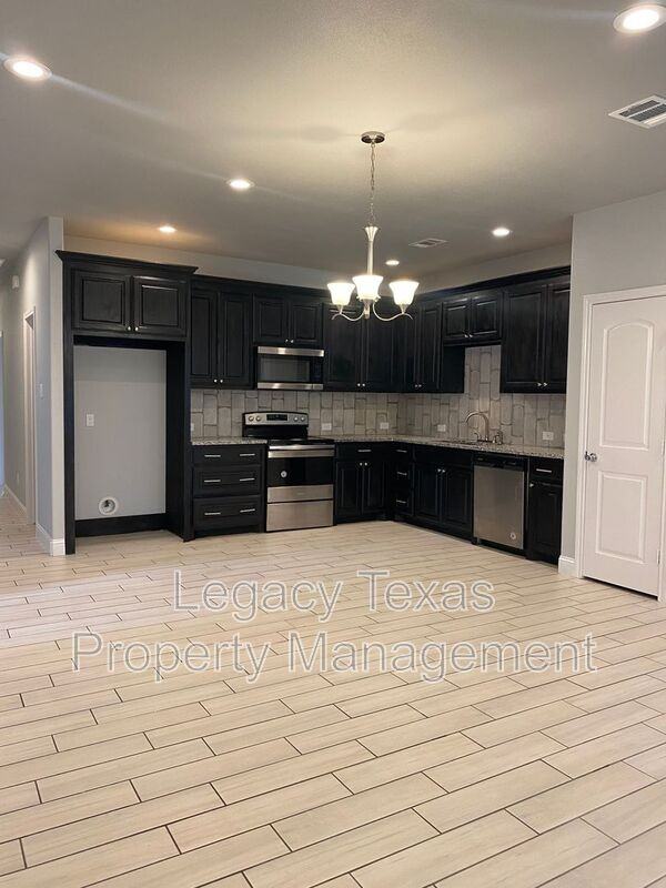 301 E Willingham St - Photo 2 of 42