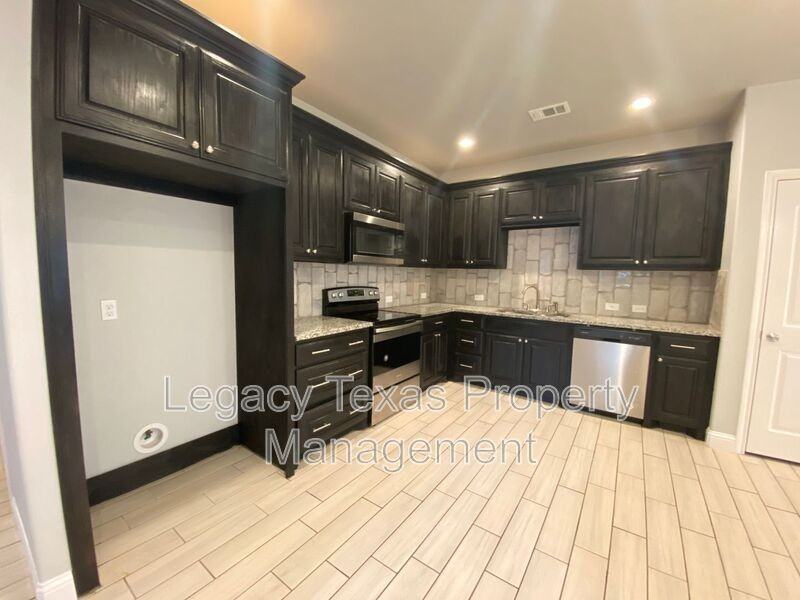 301 E Willingham St - Photo 3 of 42