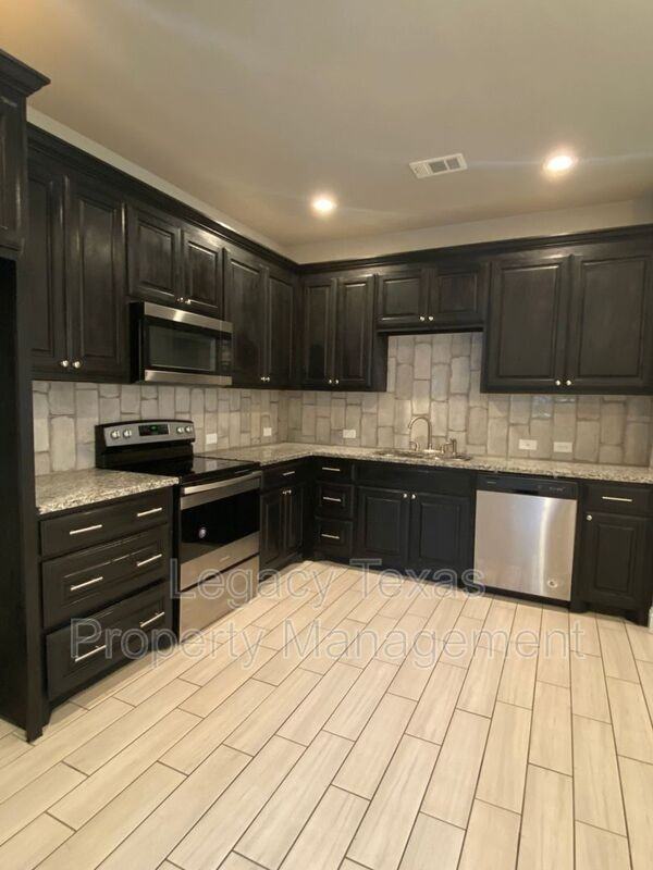 301 E Willingham St - Photo 4 of 42