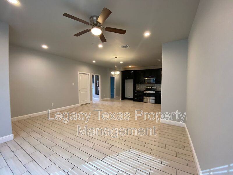 301 E Willingham St - Photo 5 of 42