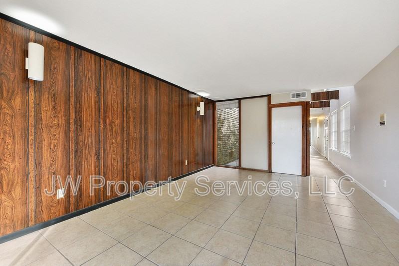 309 Lilac St - Photo 4 of 10