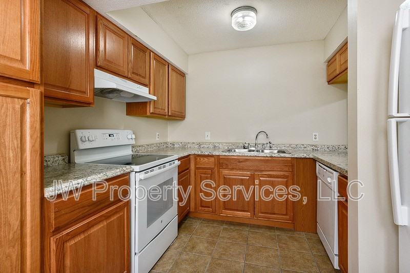 309 Lilac St - Photo 5 of 10