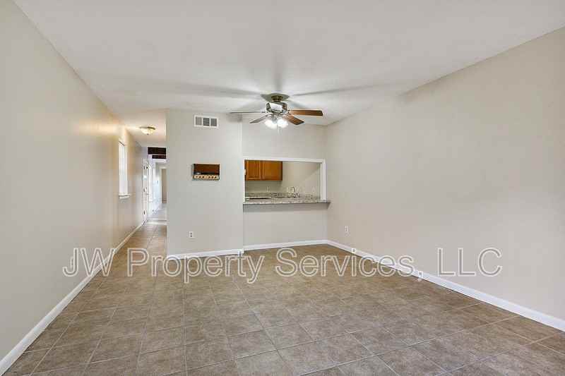 309 Lilac St - Photo 6 of 10