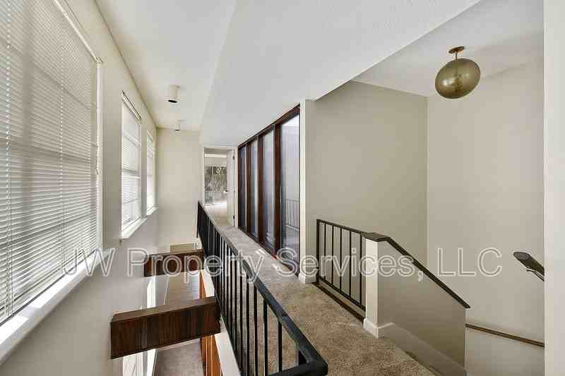 309 Lilac St - Photo 7 of 10