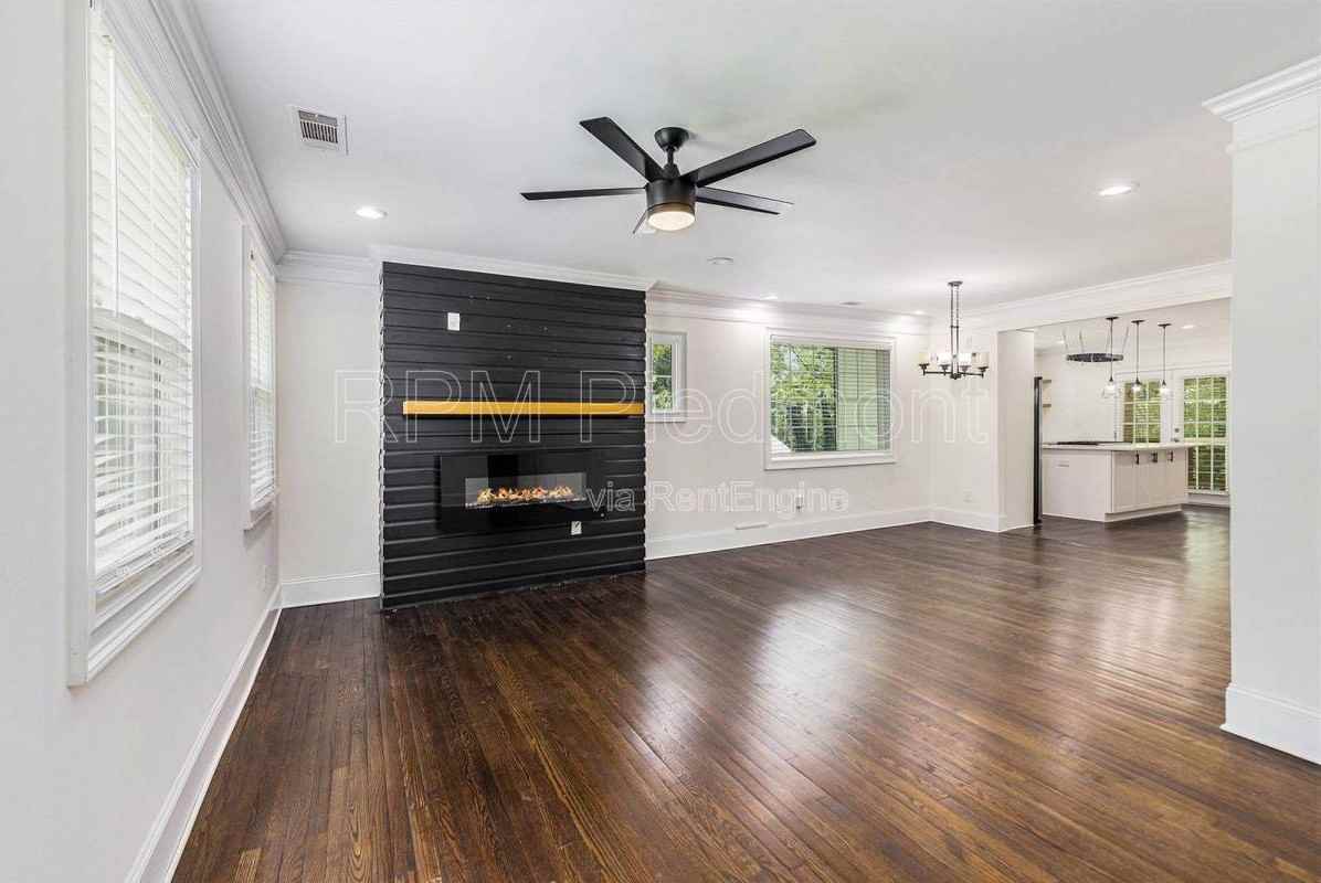 1355 Westview Drive Southwest - Photo 2 of 9