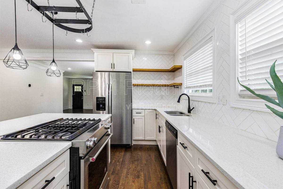 1355 Westview Drive Southwest - Photo 3 of 9