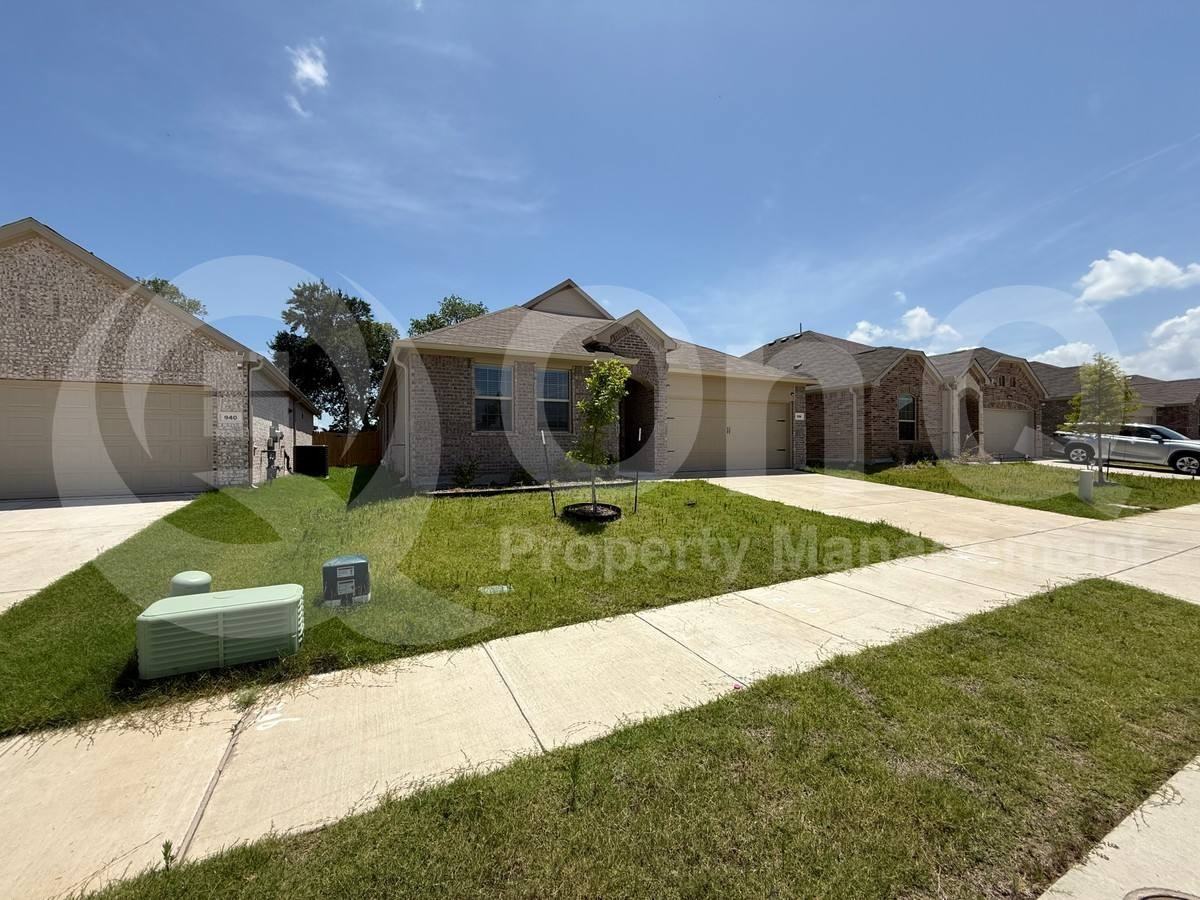936 Longleaf Ln - Photo 2 of 10