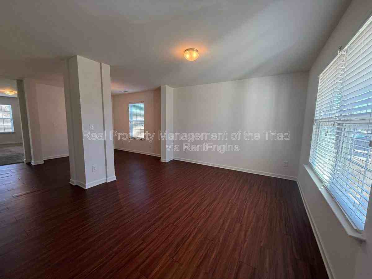 1907 Northrop Dr - Photo 2 of 10