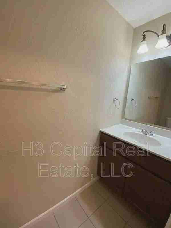 112 Sunnyside St #B - Photo 3 of 10