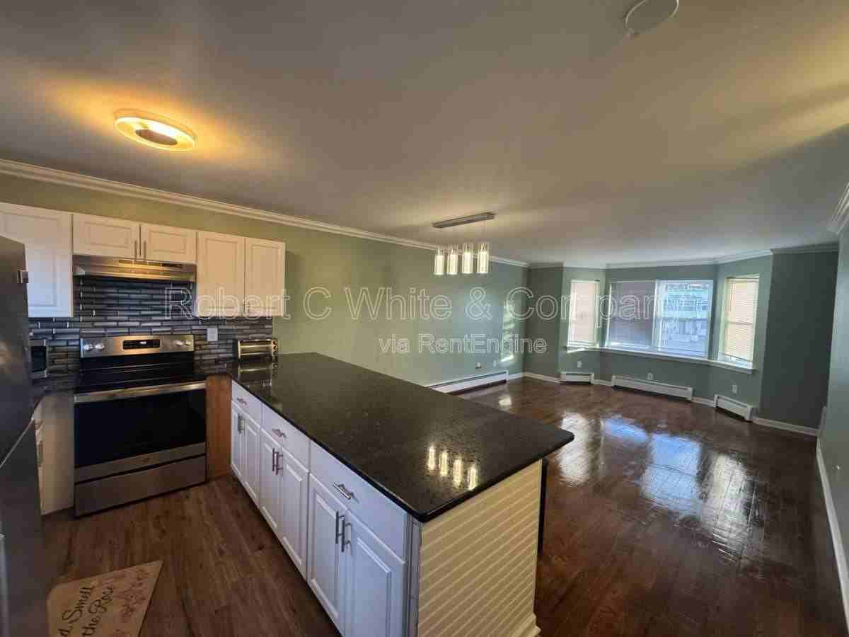 389 Lombard St #2 - Photo 2 of 9
