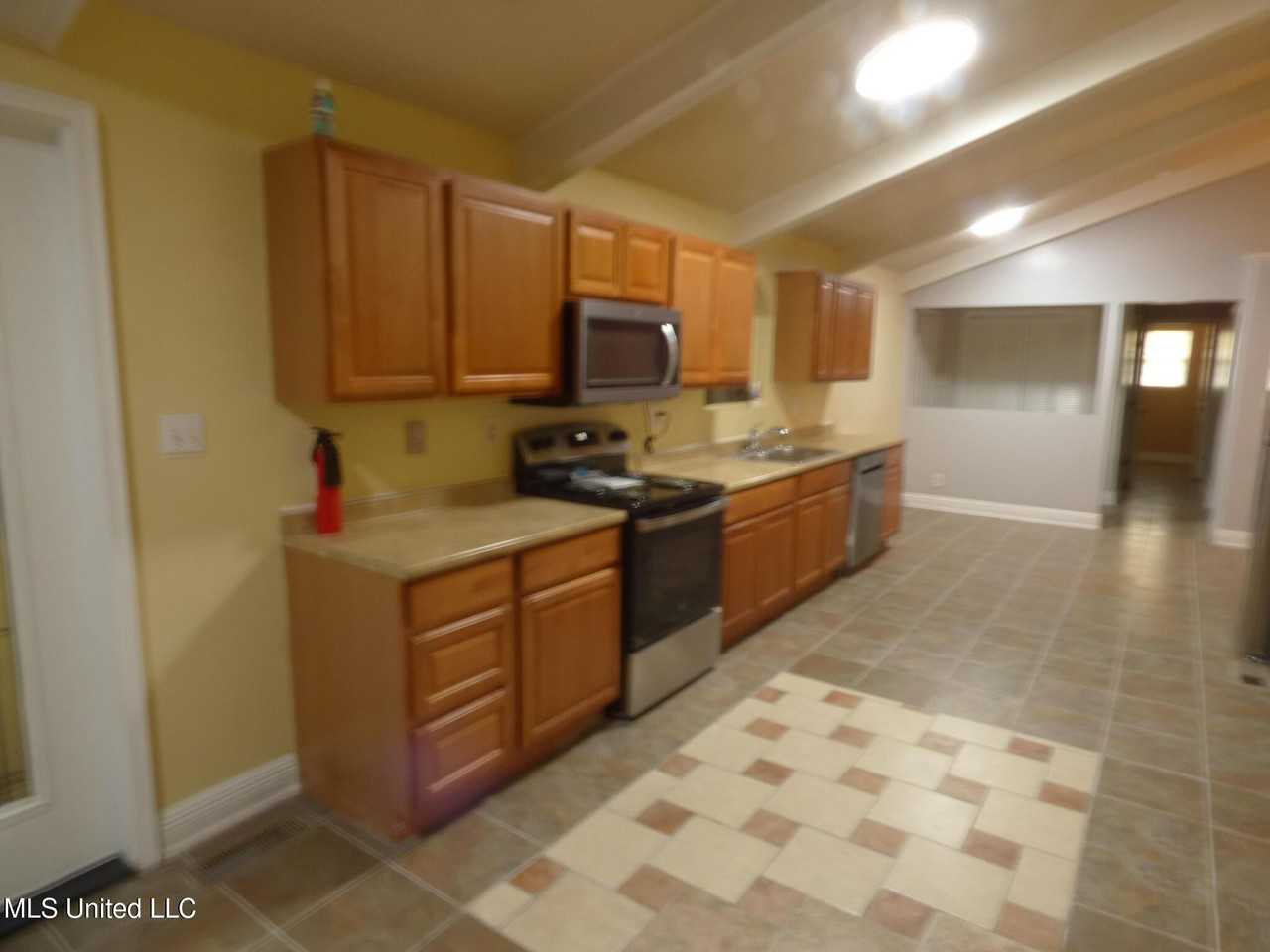 1109 Old Brookhaven Rd - Photo 3 of 17