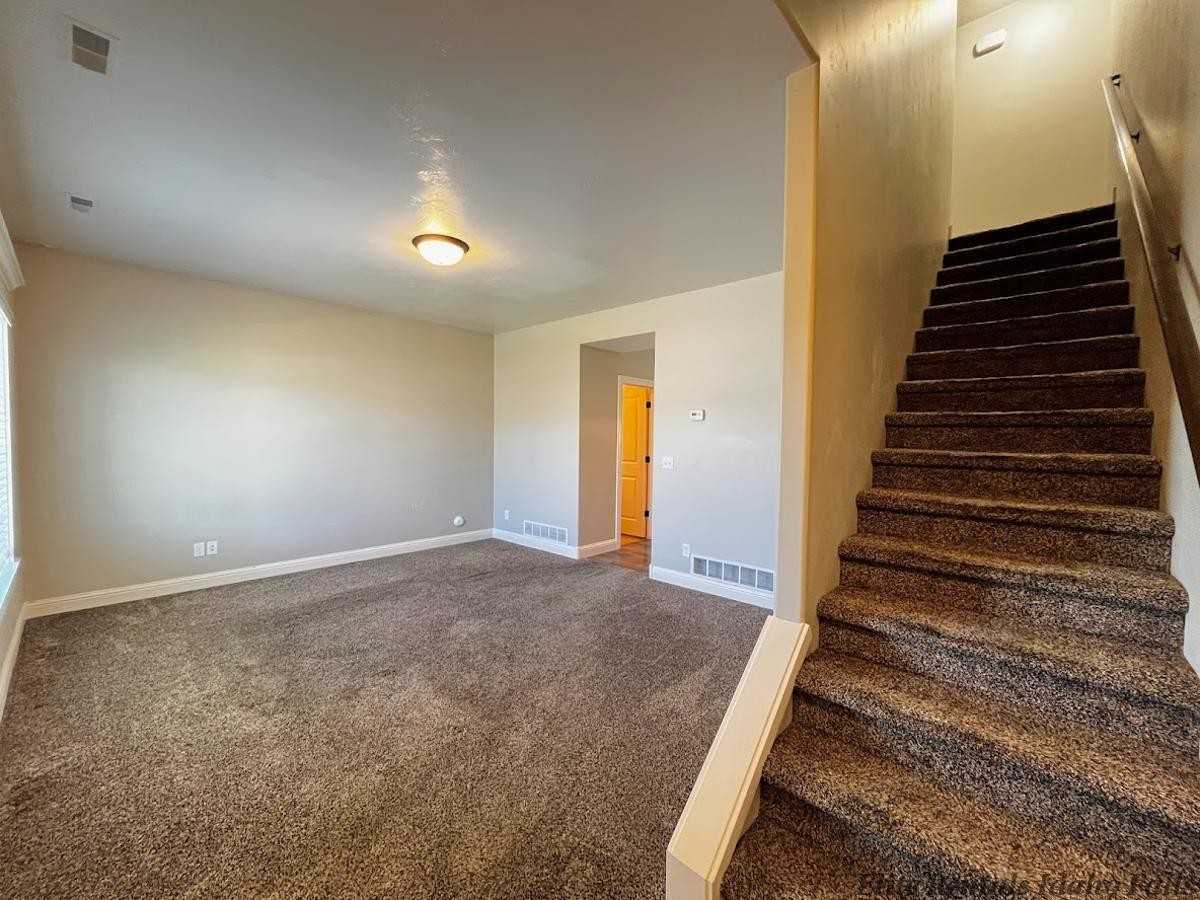 1865 N Roy Dr - Photo 2 of 21