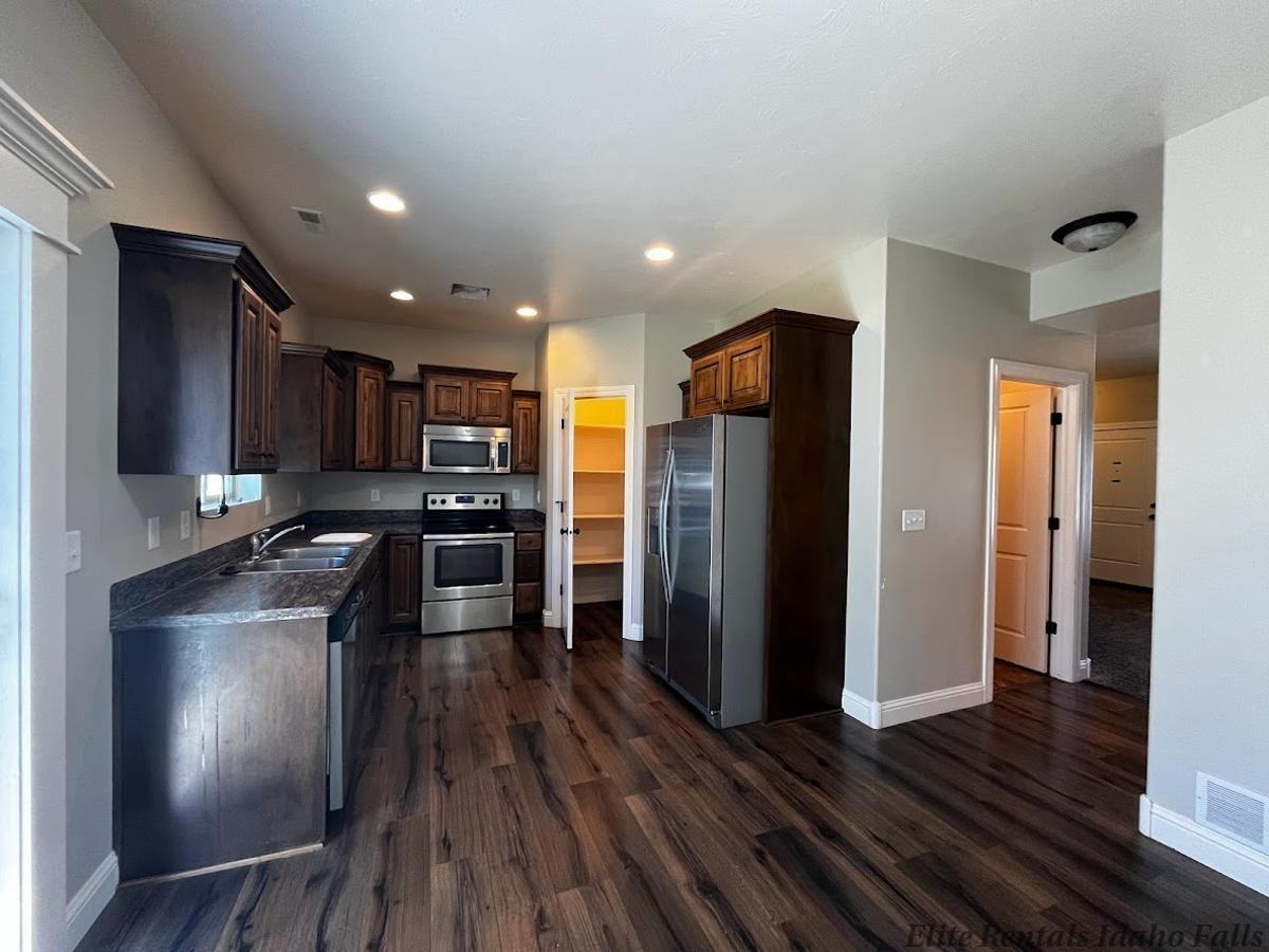 1865 N Roy Dr - Photo 3 of 21