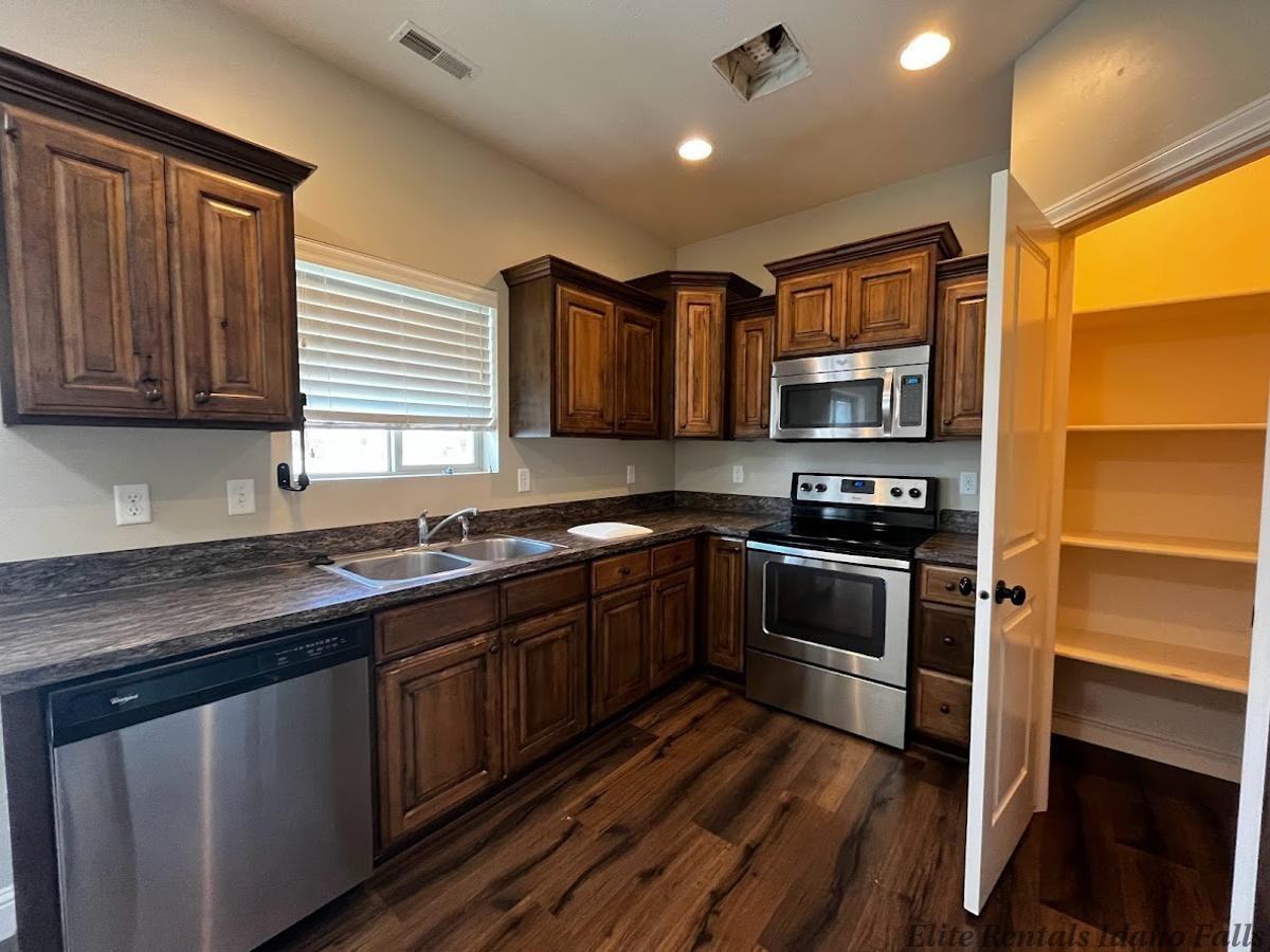1865 N Roy Dr - Photo 4 of 21