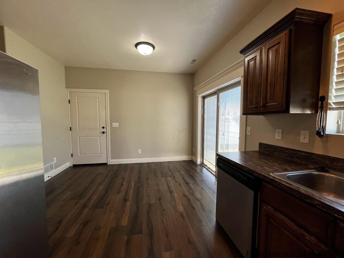 1865 N Roy Dr - Photo 5 of 21