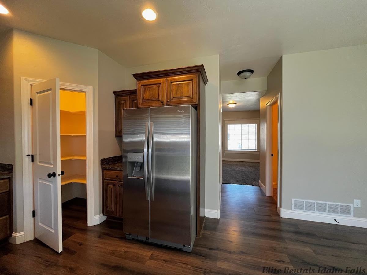 1865 N Roy Dr - Photo 6 of 21