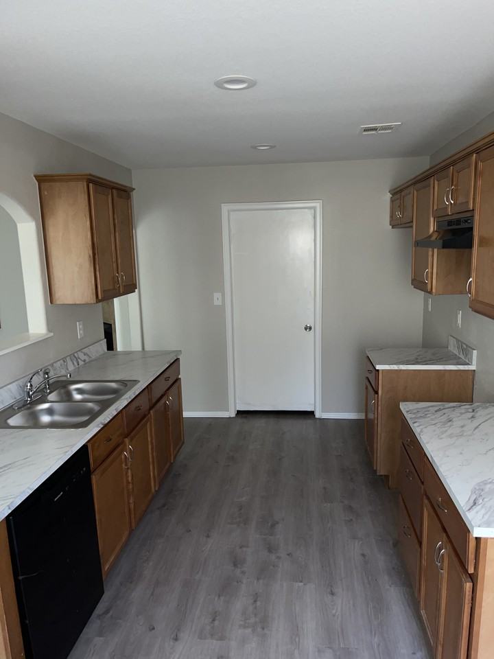 10702 N 146th East Ave - Photo 3 of 9