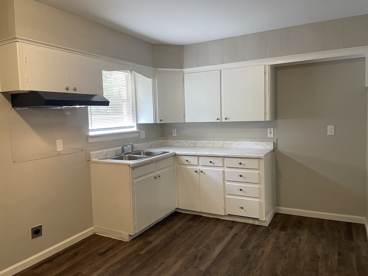 7015 Eddy Ln - Photo 3 of 24