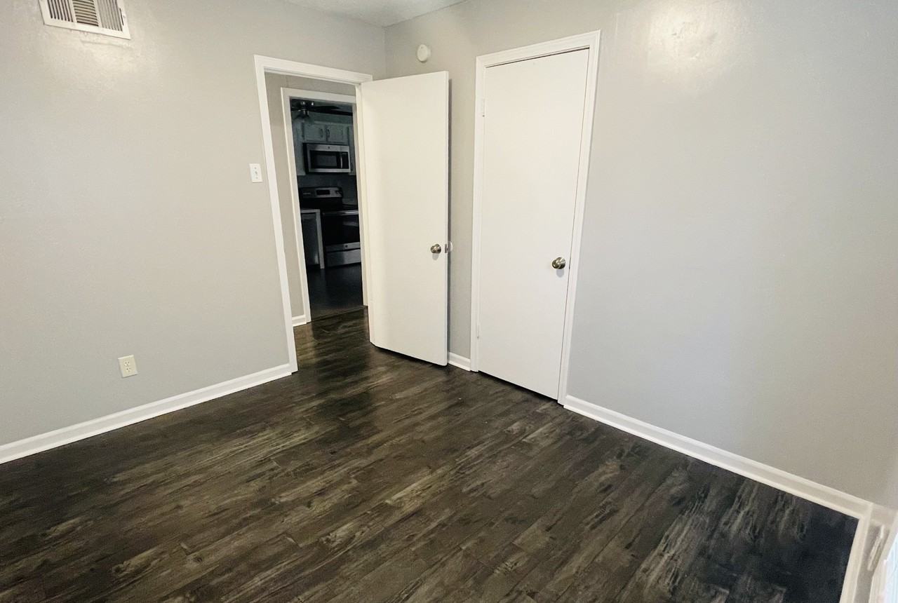 6630 Embassy Circle - Photo 5 of 17