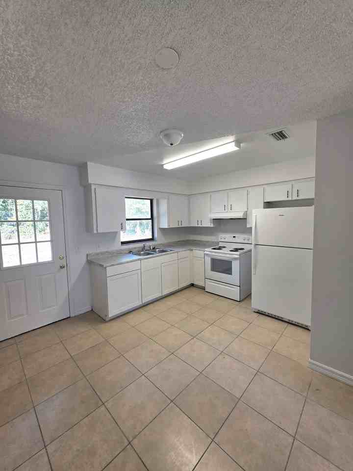 2065 Northeast 59th Street - Photo 4 of 12