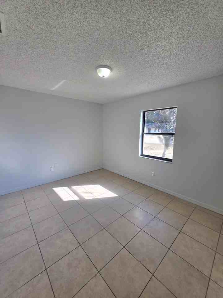 2065 Northeast 59th Street - Photo 6 of 12