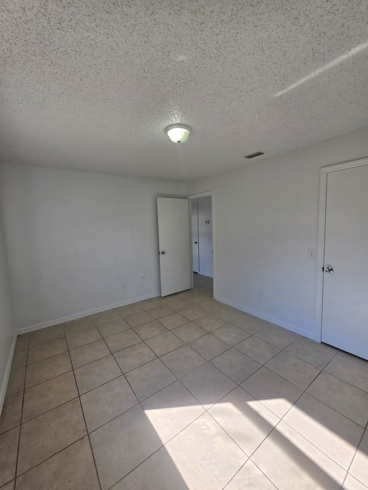 2065 Northeast 59th Street - Photo 7 of 12